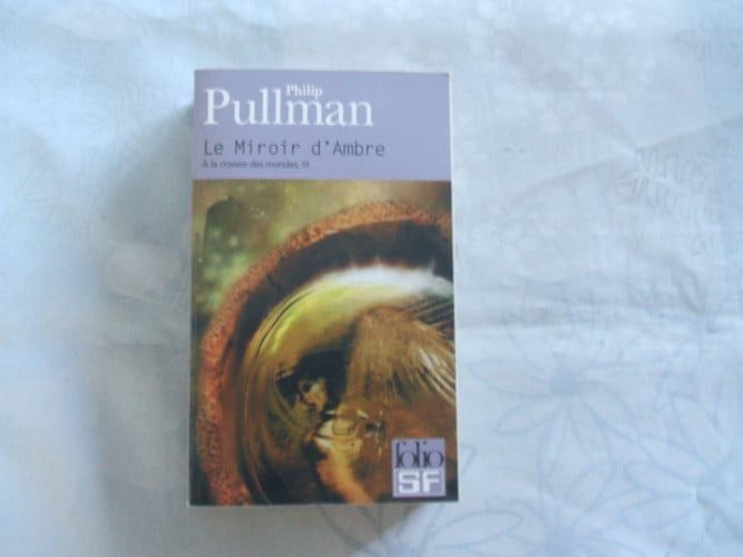 Couverture de À la croisée des mondes Le miroir d' ambre par Philip Pullman