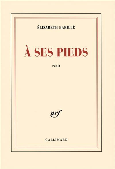 À ses pieds