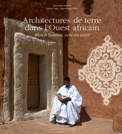 Architectures de terre dans l'Ouest africain Bleu à l'ombre, ocre au soleil