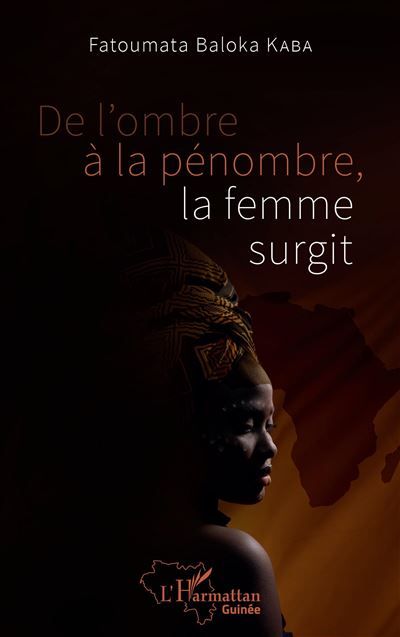 De l'ombre à la pénombre, la femme surgit