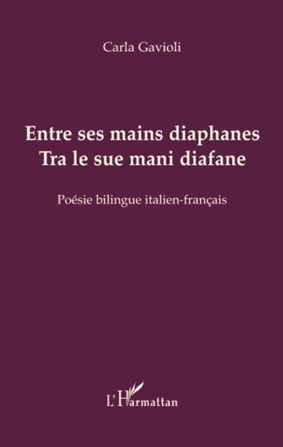 Entre ses mains diaphanes Tra le sue mani diafane