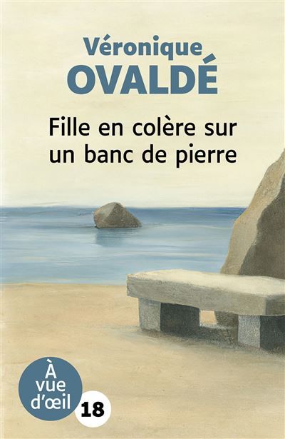 Fille en colere sur un banc de pierre Grands caractères, édition accessible pour les malvoyants