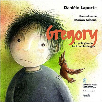 Grégory, le petit garçon tout habillé de gris