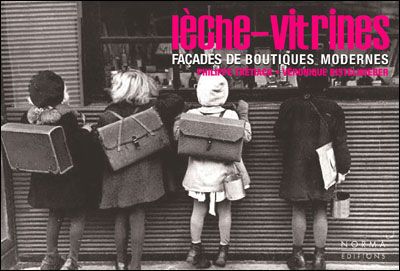 L' Architecture Fait du Leche-Vitrines Façades des boutiques modernes