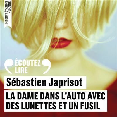 La dame dans l'auto avec des lunettes et un fusil