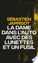La dame dans l'auto avec des lunettes et un fusil