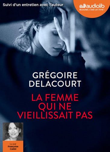 Couverture de La femme qui ne vieillissait pas: LIVRE AUDIO 1CD MP3 - Suivi d'un entretien avec l'auteur par Delacourt…