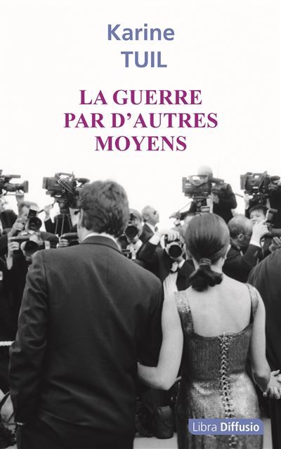Couverture de La guerre par d'autres moyens Édition en gros caractères par Karine Tuil