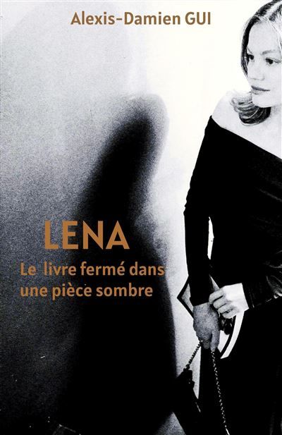 Lena Le Livre fermé dans une pièce sombre