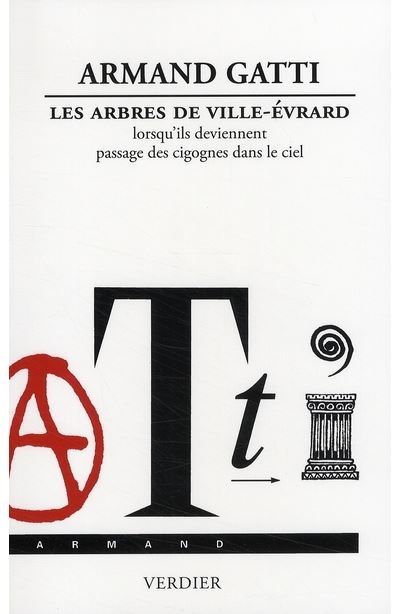 Les arbres de ville-Évrard lorsqu'ils deviennent passage des cigognes dans le ciel