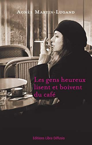 Les gens heureux lisent et boivent du café