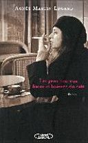 Les gens heureux lisent et boivent du café