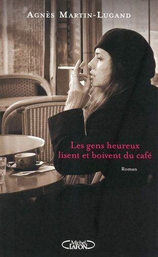 Les gens heureux lisent et boivent du café roman