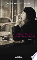 Les gens heureux lisent et boivent du café