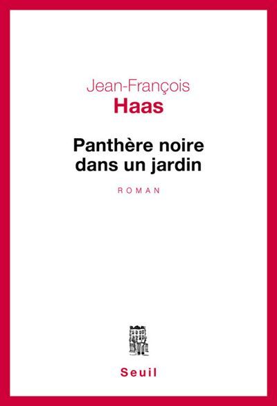 Panthère noire dans un jardin