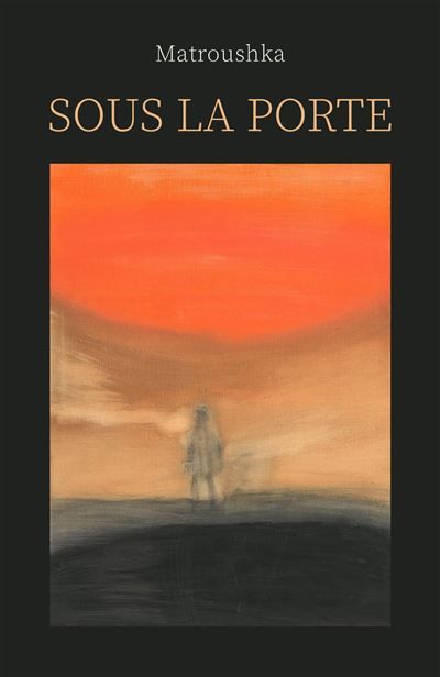 Sous la porte