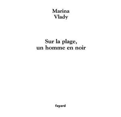 Sur la plage, un homme en noir