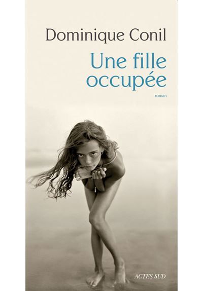 Une fille occupée